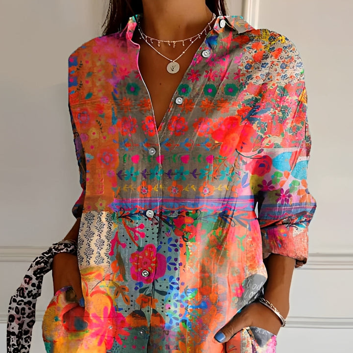 Roupa feminina versátil: blusa com estampa floral vibrante, design elegante para o dia a dia e eventos de verão.