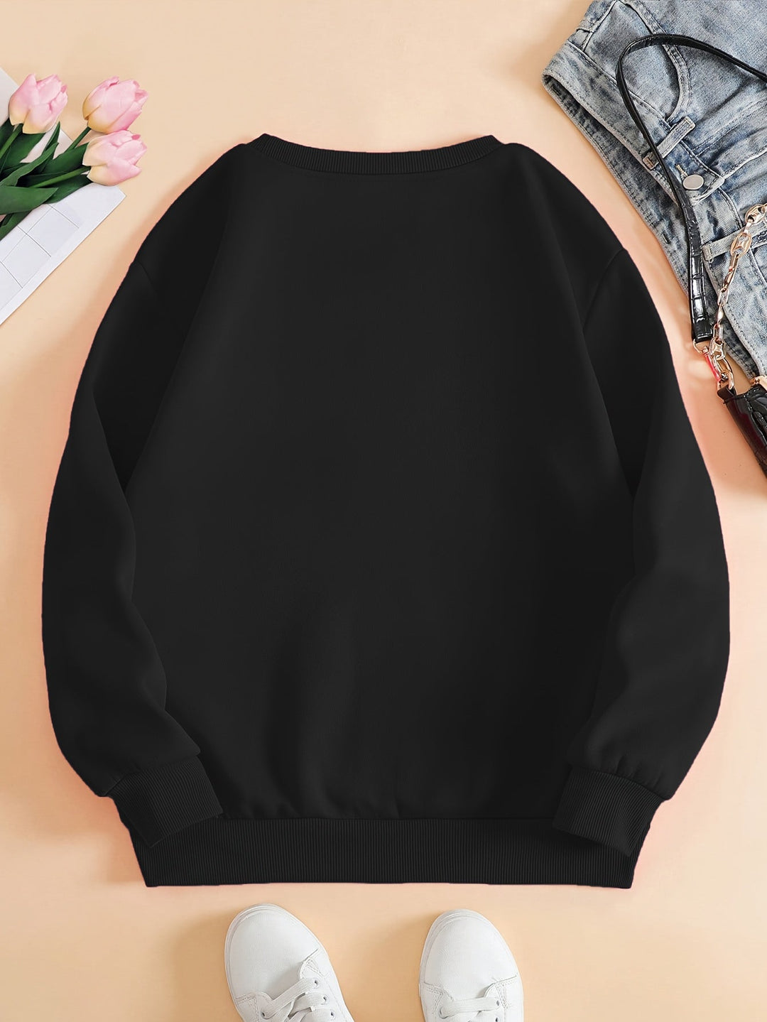 Estilosa camisola feminina Amara com padrão de corações, trazendo moda e aconchego para dias frios.