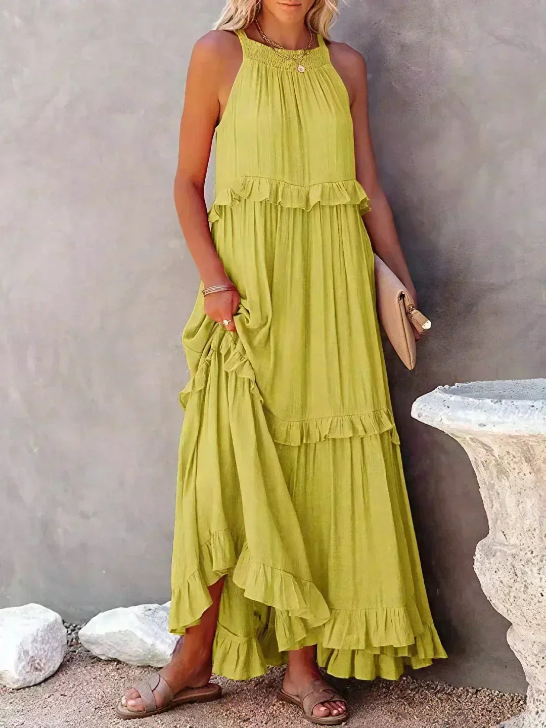 Vestido feminino longo com alças finas e babados. Perfeito para festas elegantes ou verão.
