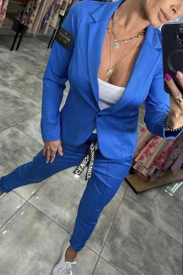 Duas peças essenciais: jaqueta feminina e calça jogger em um conjunto elegante e super confortável. Moda.