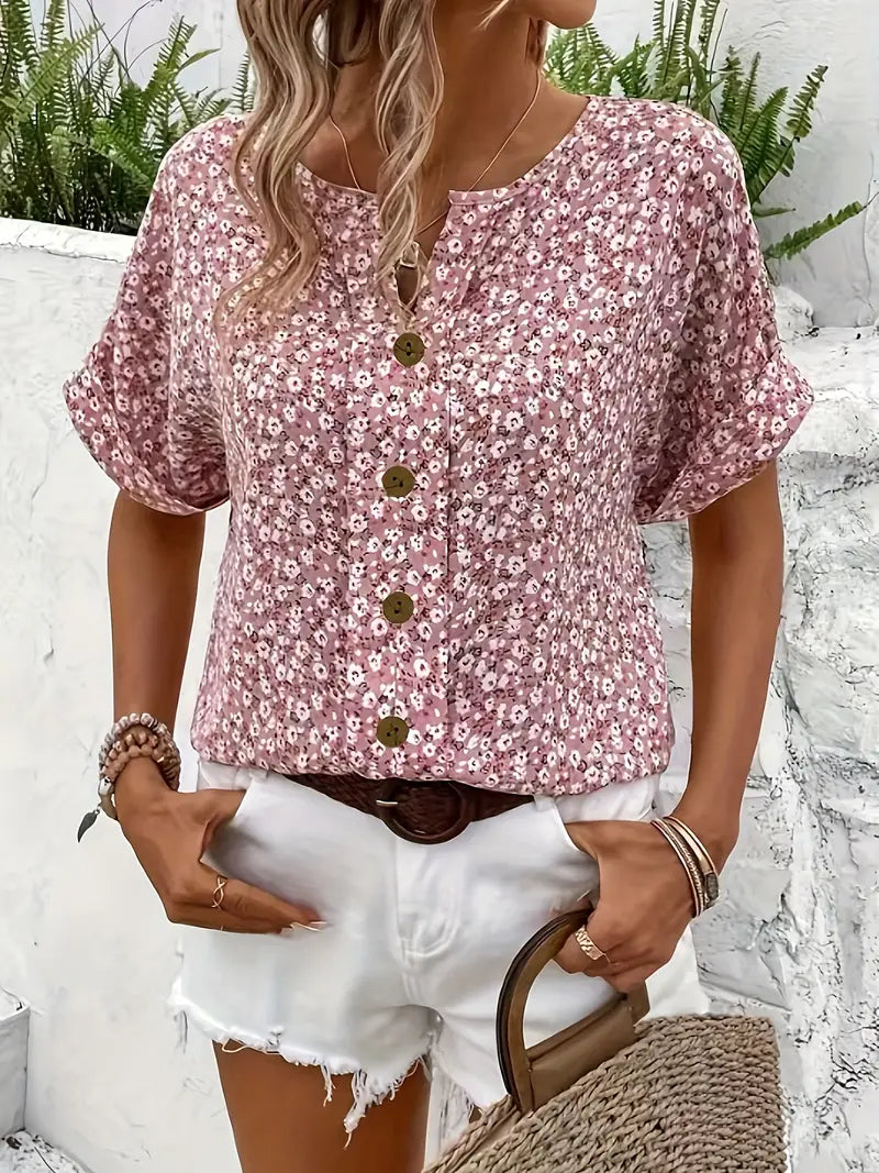 Detalhe da camisa feminina floral, estampa vibrante. Blusa casual perfeita para dias ensolarados. Conforto duradouro.