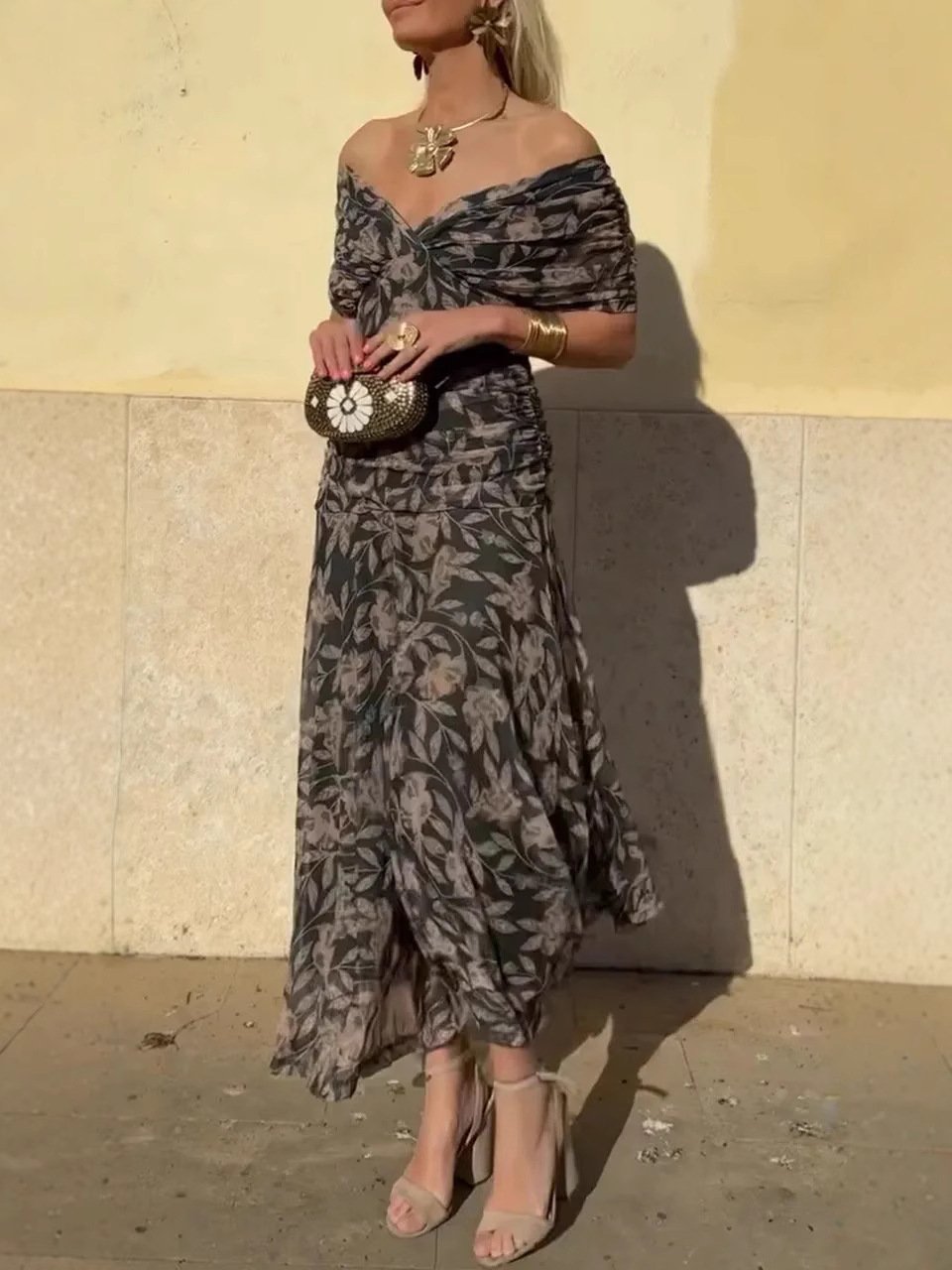 Vestido maxi feminino Naomi para verão, chique e adaptável. Perfeito para look casual, viagens e eventos.