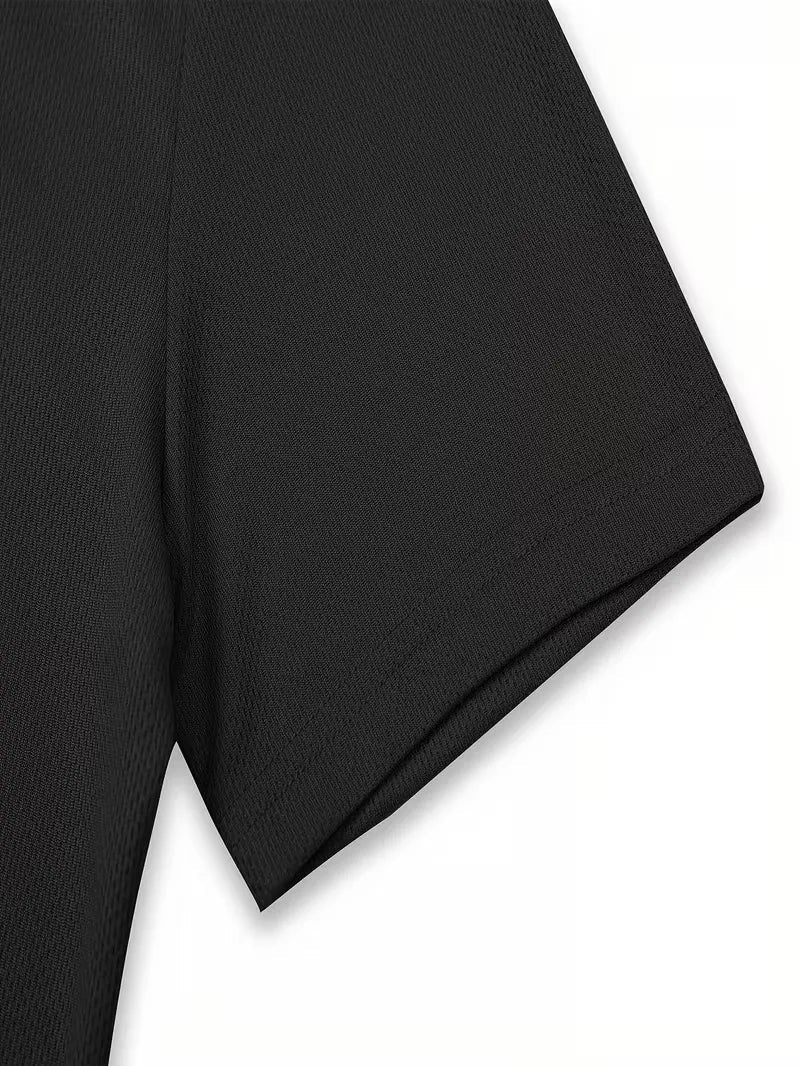 Roupa relaxada de verão: conjunto de polo e calção, conforto total para o homem.
