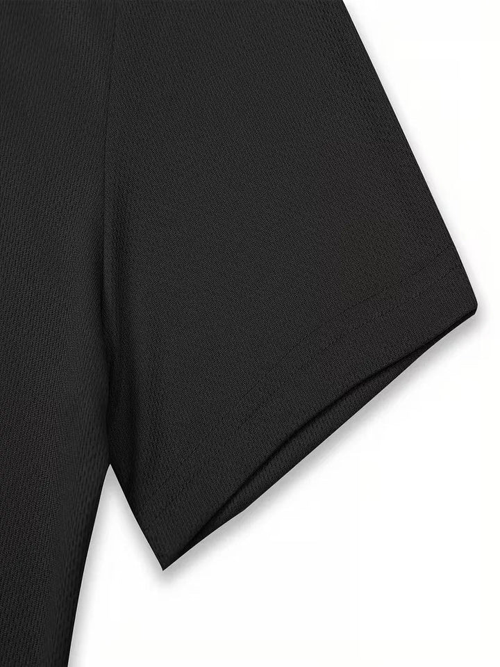 Roupa relaxada de verão: conjunto de polo e calção, conforto total para o homem.