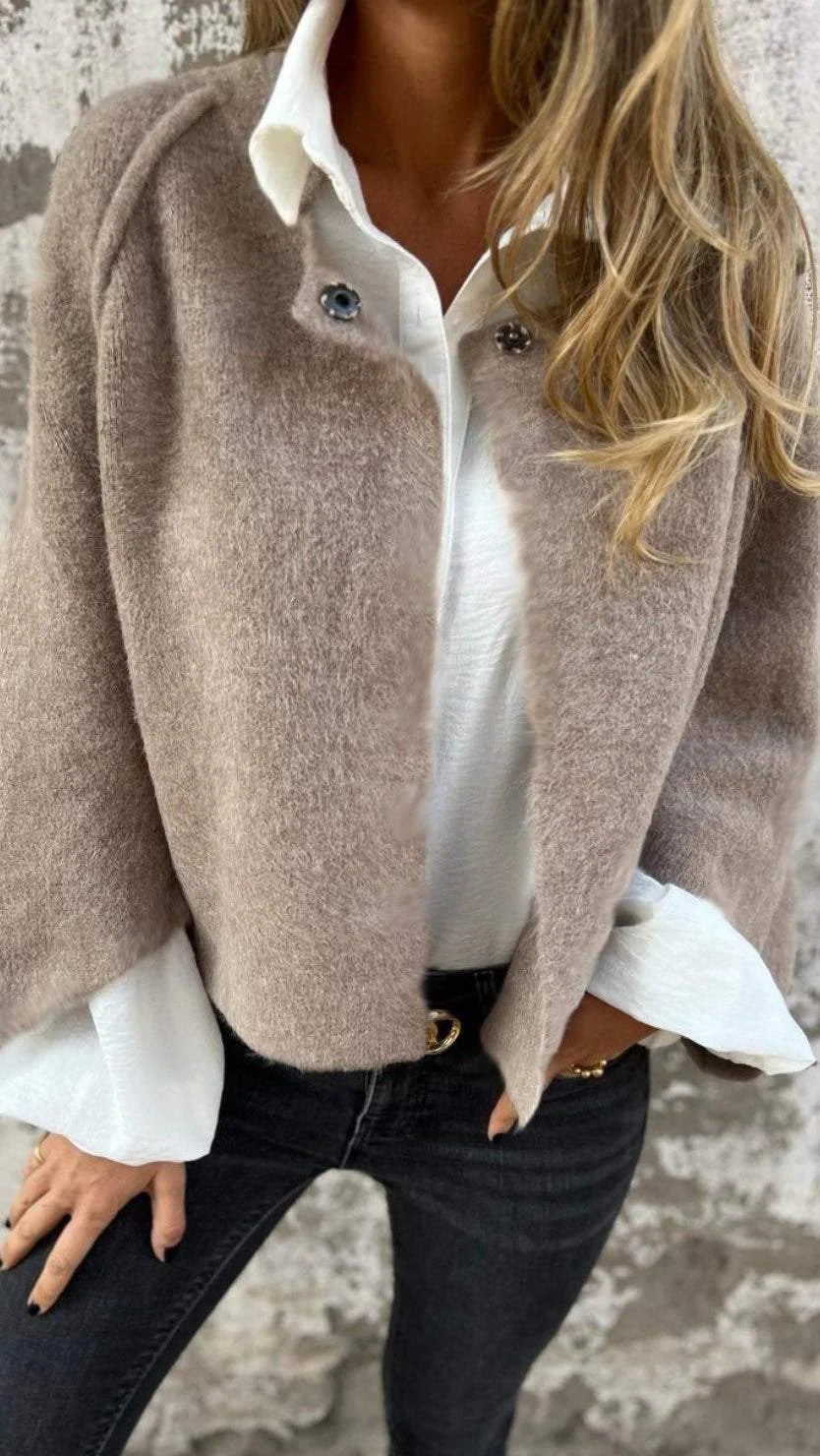 Casaco feminino elegante com gola redonda e manga comprida para outono/inverno. Conforto e estilo na moda.