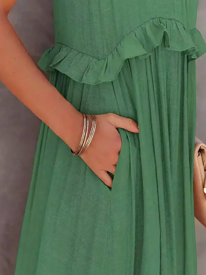 Vestido elegante feminino longo com babados e alças finas. Versátil para verão e eventos.