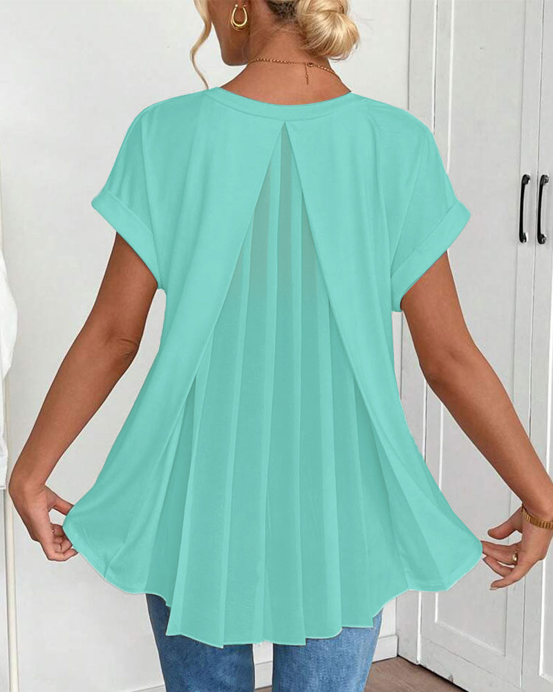 Camiseta feminina de verão com decote V, ideal para relaxar.