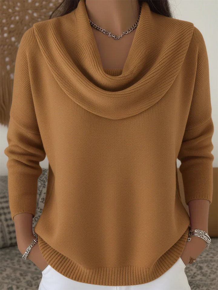 Camisola feminina casual Danira em castanho. Roupa versátil com decote drapeado, ideal para o outono.