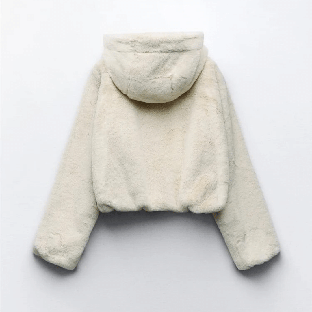 Casaco feminino preto, elegante e confortável, ideal para o inverno e tendências da moda.