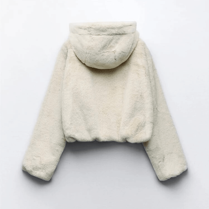 Casaco feminino preto, elegante e confortável, ideal para o inverno e tendências da moda.