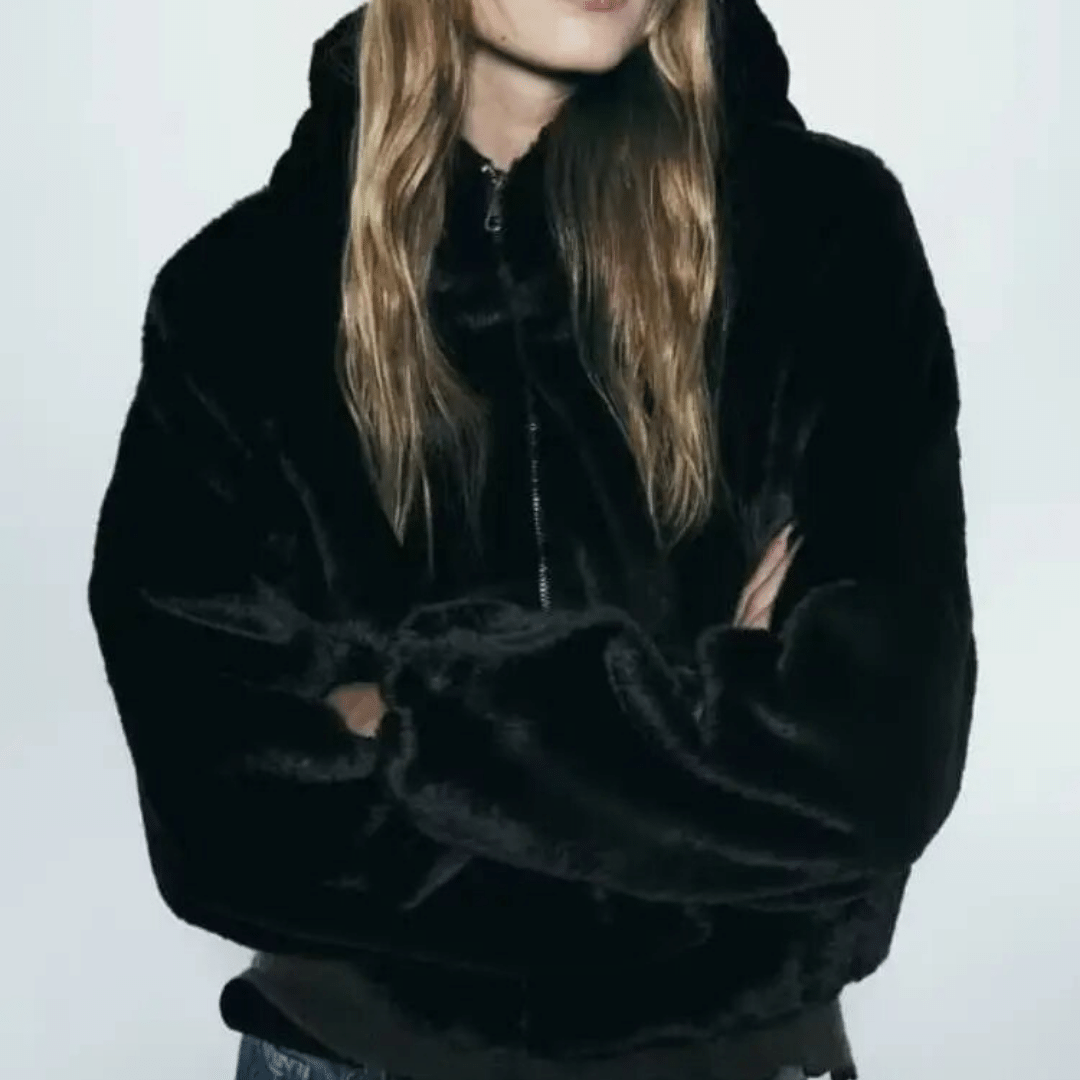 Suéter branco feminino para inverno, design elegante e aconchegante, perfeito para o estilo.