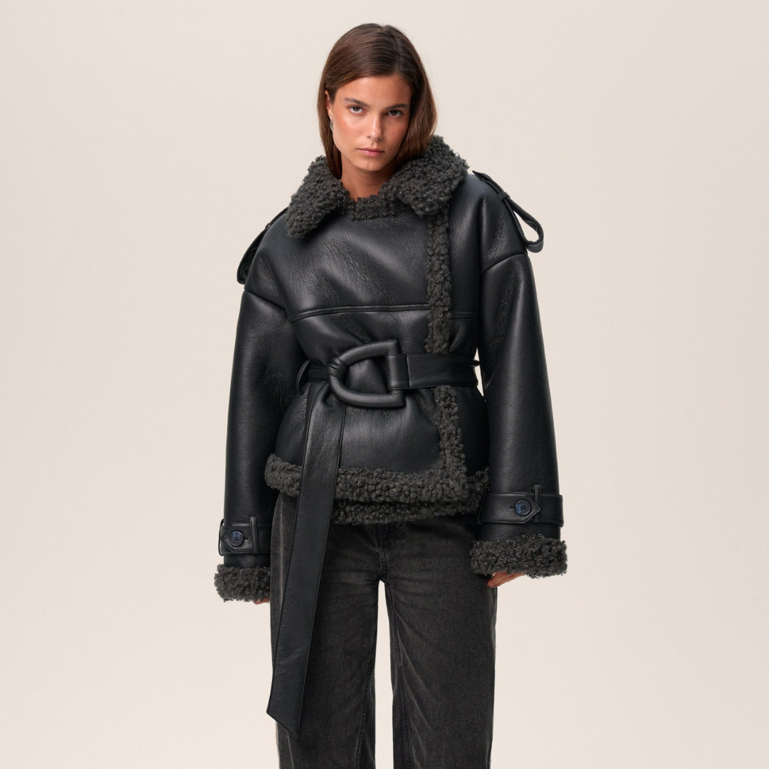Casaco feminino elegante preto com cinto, perfeito para o inverno. Roupa exterior moderna e aconchegante.