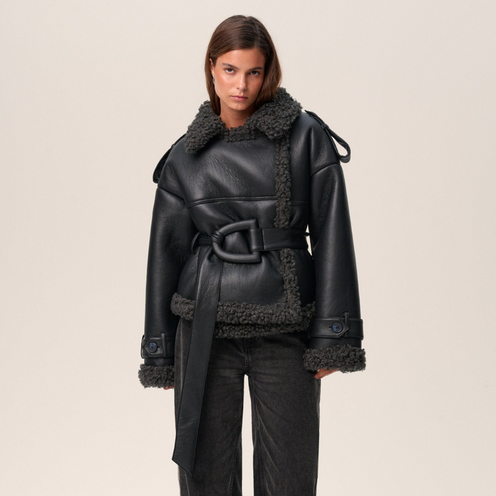 Casaco feminino elegante preto com cinto, perfeito para o inverno. Roupa exterior moderna e aconchegante.