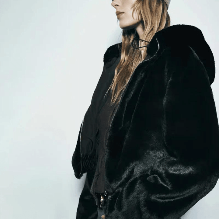 Blusão feminino elegante de inverno, preto, tendência da moda, muito confortável e chic.