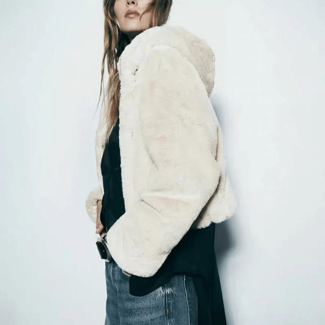 Roupa feminina de inverno, casaco branco elegante, que combina conforto e estilo.