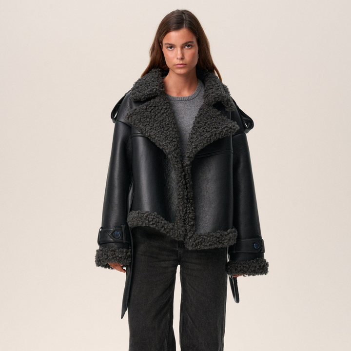 Casaco feminino de inverno com cinto, proporcionando conforto e estilo luxuoso. Roupa exterior moderna para mulheres.