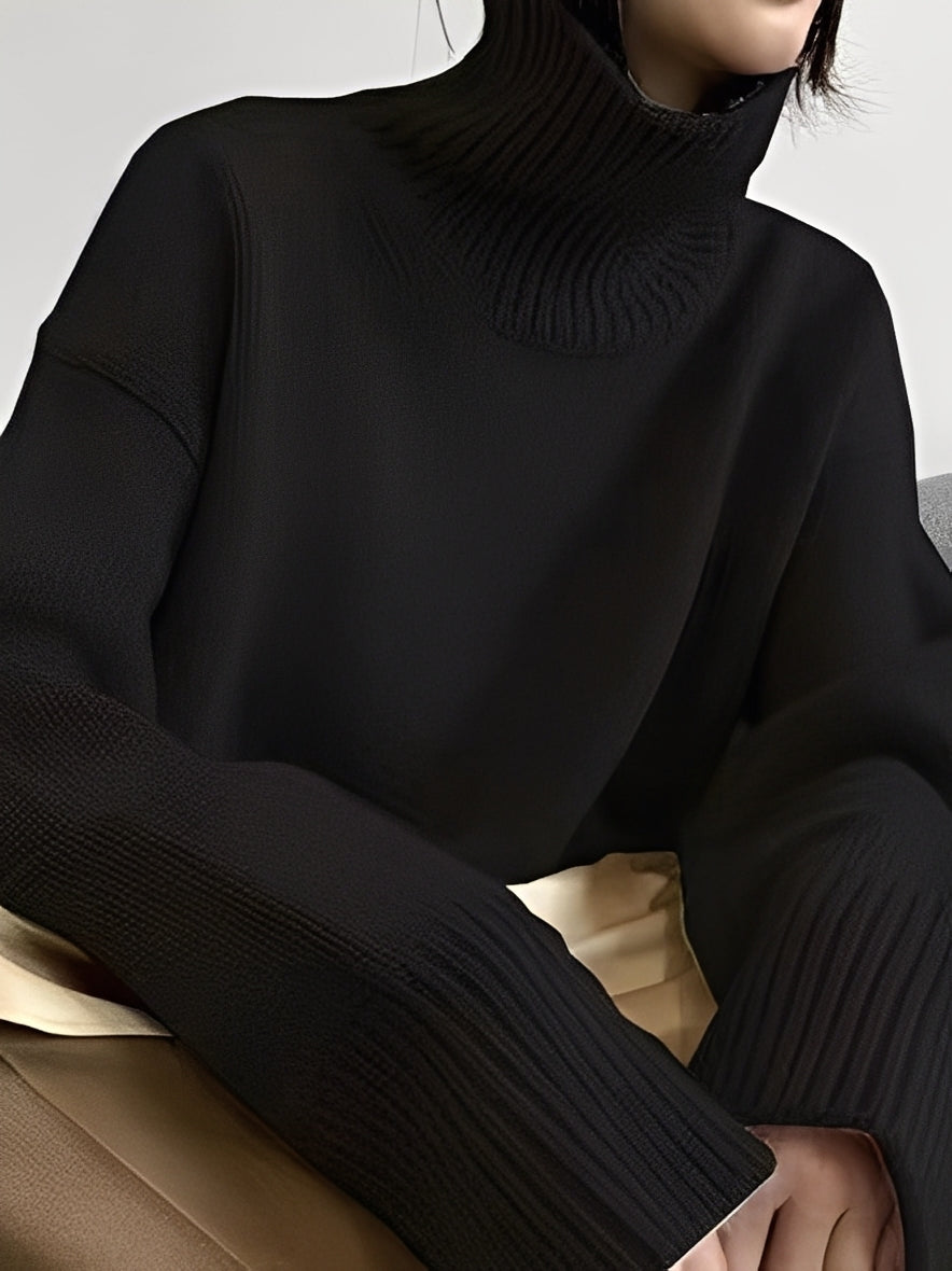 Suéter feminino aconchegante com gola alta e caimento solto. Conforto e elegância para o vestuário de inverno e outono.