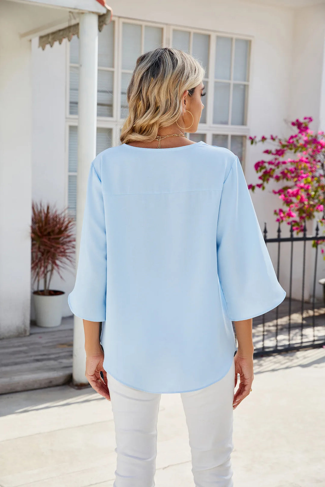 Roupa feminina moda, blusa elegante de manga curta e decote V.