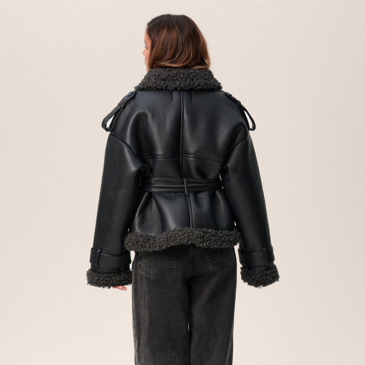 Casaco feminino moderno com cinto, ideal para inverno. Conforto quente e estilo elegante para qualquer ocasião.