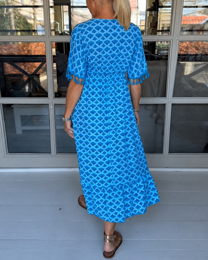 Vestido feminino estampado midi com decote em V. Peça casual e confortável para o verão e moda praia.