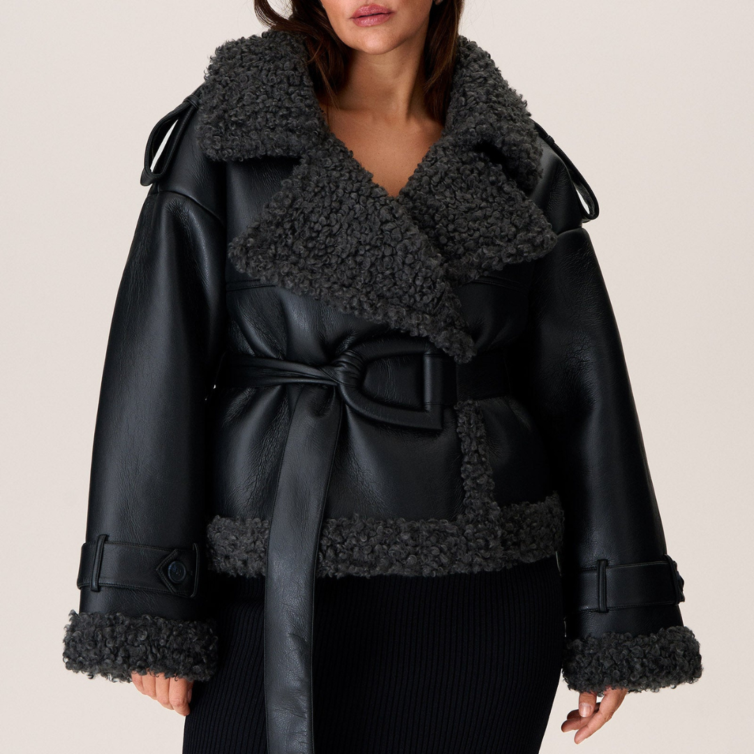 Casaco feminino preto elegante com cinto ajustável, design moderno. Ideal para o inverno, combinando moda e calor.