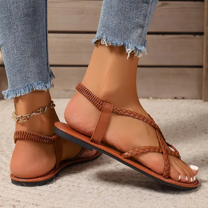 Sandálias femininas de verão, com design casual e toque elegante para conforto.
