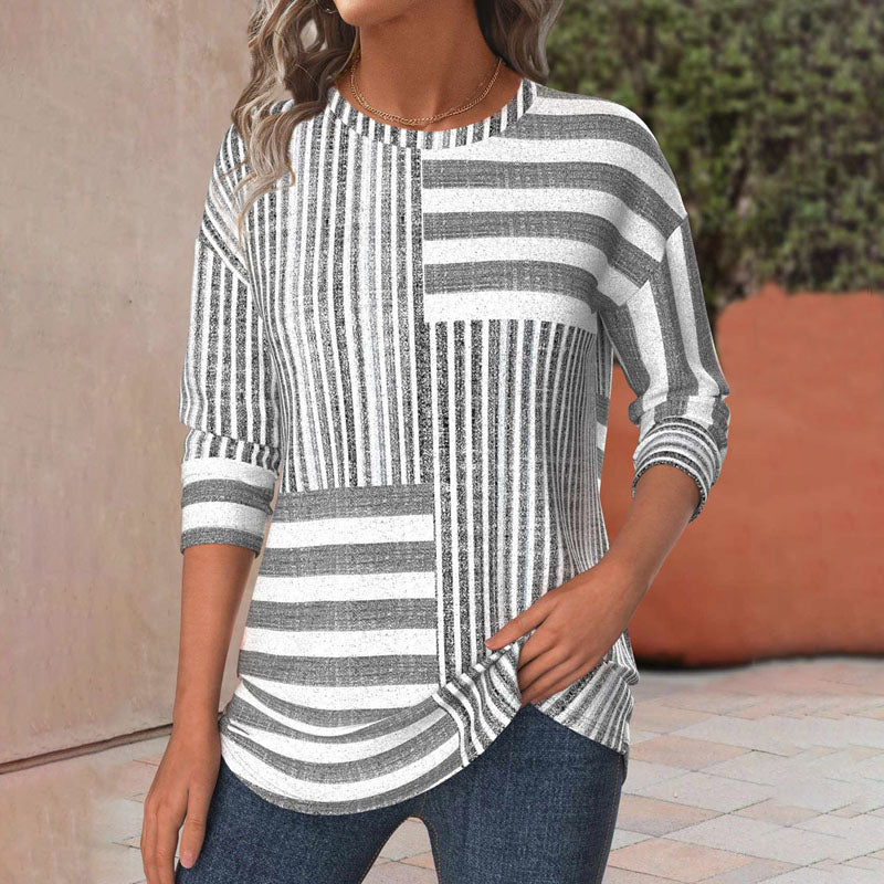 Blusa feminina listrada fluida em cinza, mangas 3/4, ideal para conforto e estilo casual elegante no dia a dia.