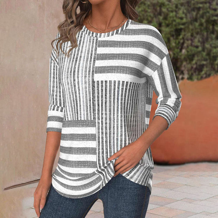 Blusa feminina listrada fluida, um toque elegante e confortável para seu look casual diário. Versátil e moderna.
