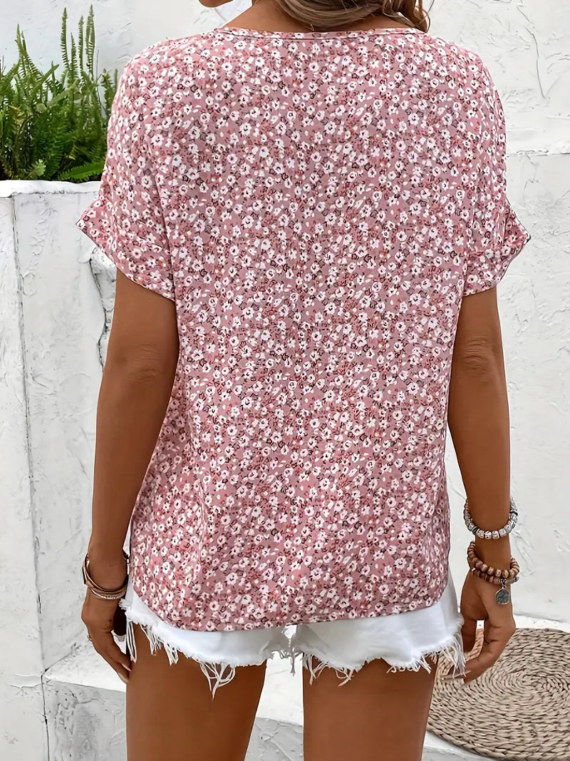 Blusa feminina floral de estampa tropical, ideal para conforto diário e moda primavera verão. Roupa versátil.