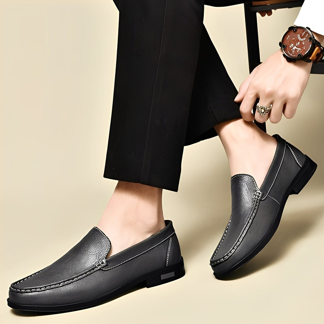 Homem usando mocassins de couro, combinando estilo clássico e conforto para o dia a dia.
