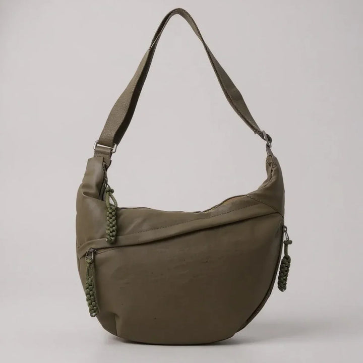 Bolsa Aria de ombro em nylon, com design versátil, perfeita para o trabalho e lazer.