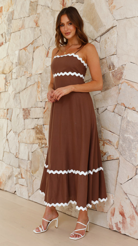 Vestido longo feminino de alça, um clássico do verão reinventado.