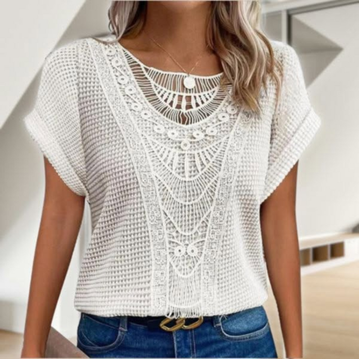 Top feminino chique e versátil, ideal para look casual ou de festa, destacando a moda feminina.