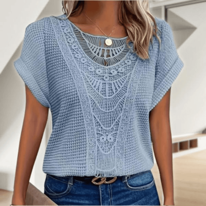 Blusa feminina com renda delicada, estilo Ibiza. Perfeita para looks de verão e outono com elegância e conforto.