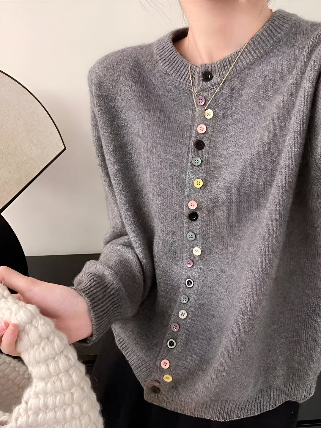 Colete de botões feminino Nora, estilo versátil. Perfeito para moda casual ou elegante. Essencial sem mangas para conforto diário.