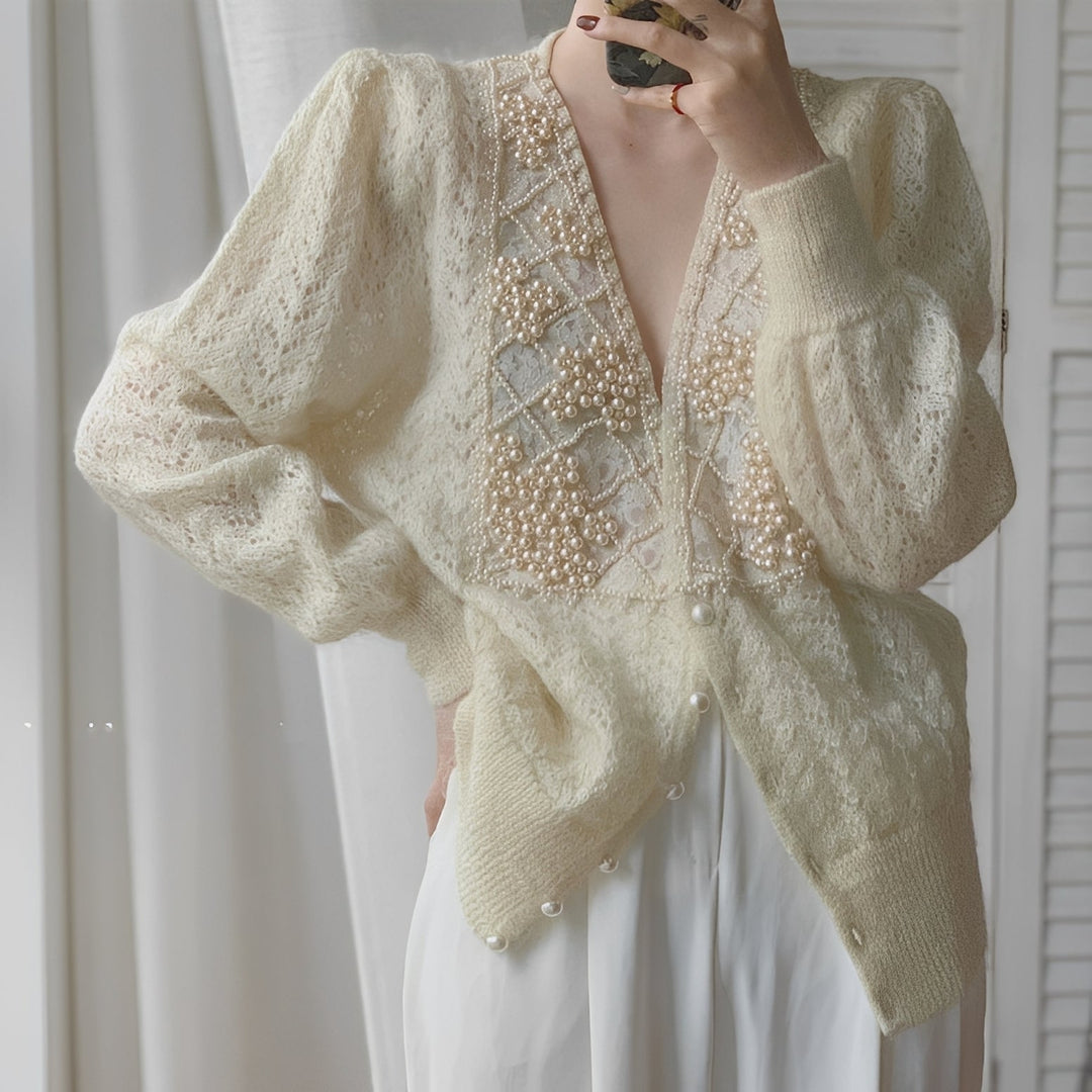 Cardigã feminino elegante com pérolas e manga longa. Casaco versátil para outono/inverno, moda feminina confortável.