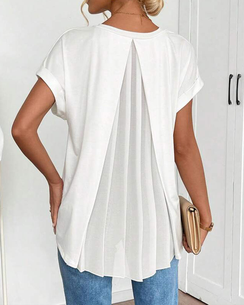 Estilo casual feminino: camiseta com decote V e manga curta leve.