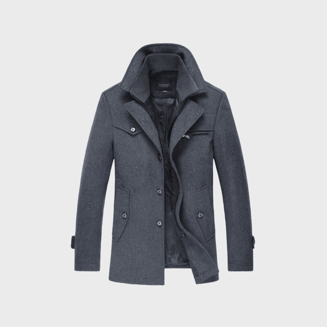 Peacoat masculino clássico preto com lapelas largas, ideal para um visual elegante e formal no inverno.