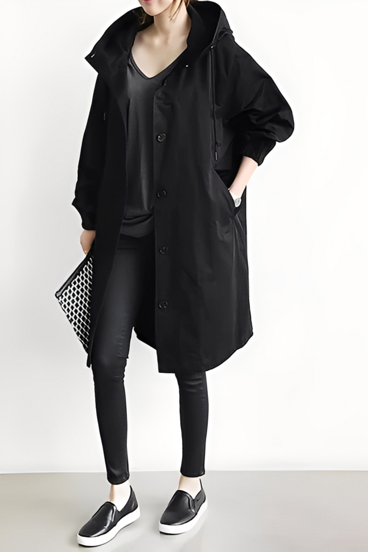 Mulher estilosa usando casaco impermeável feminino chique e versátil, para moda e proteção em outono/primavera.