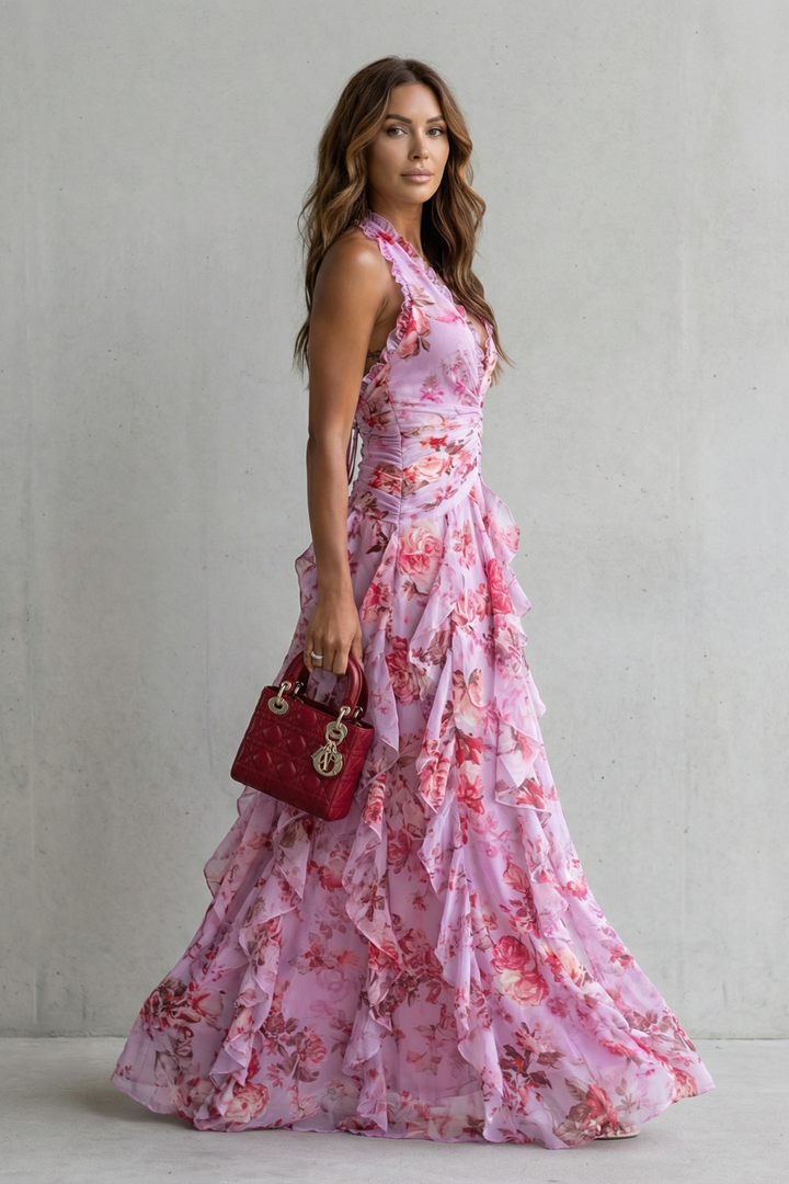 Modelo usando vestido maxi romântico com estampa de rosas, perfeito para um look de moda verão sofisticado.