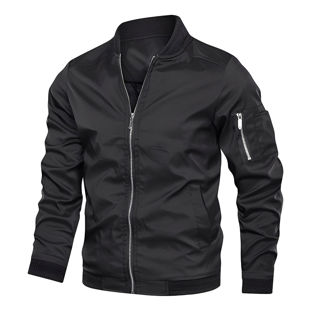 Homem ativo com jaqueta bomber masculina, estilo esportivo e moderno. Roupa masculina para diversas ocasiões.