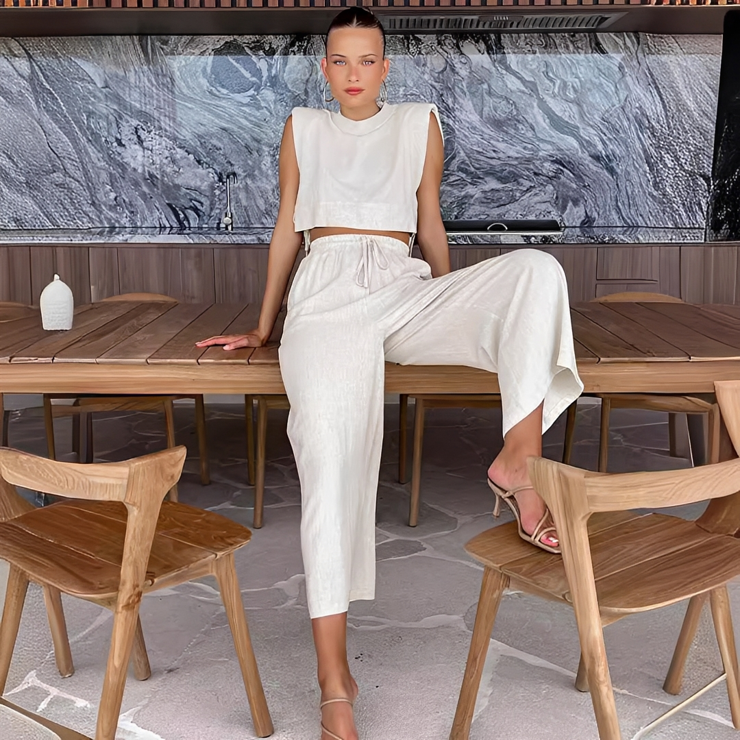 Coordenado de verão feminino com top e calças de perna larga, oferecendo conforto e estilo fresco.