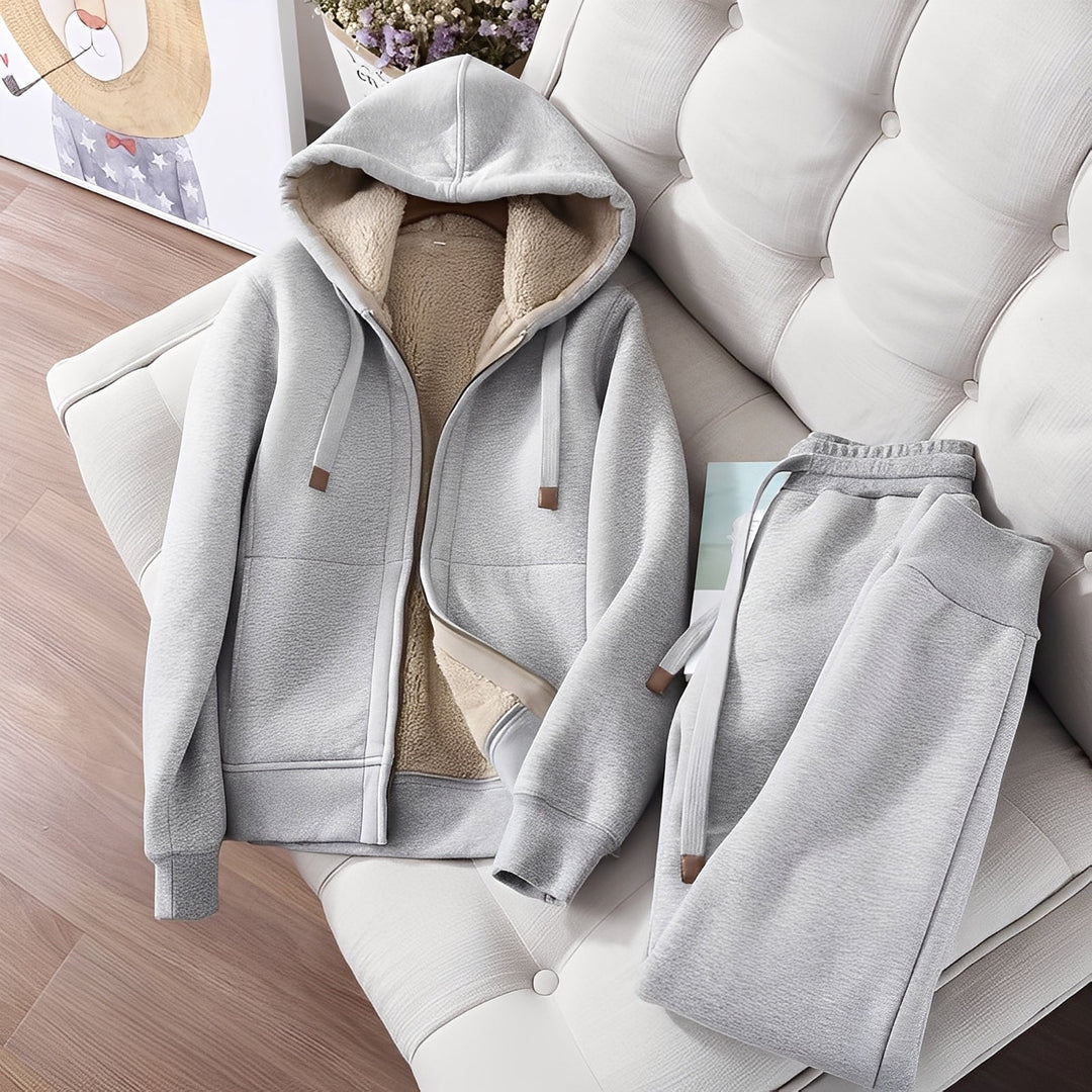 Mulher relaxando com conjunto de moletom feminino quentinho. Roupa de casa de inverno confortável e casual.