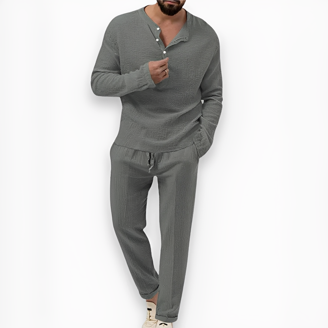 Roupa masculina de verão elegante: conjunto leve de top e calças, perfeito para o calor.