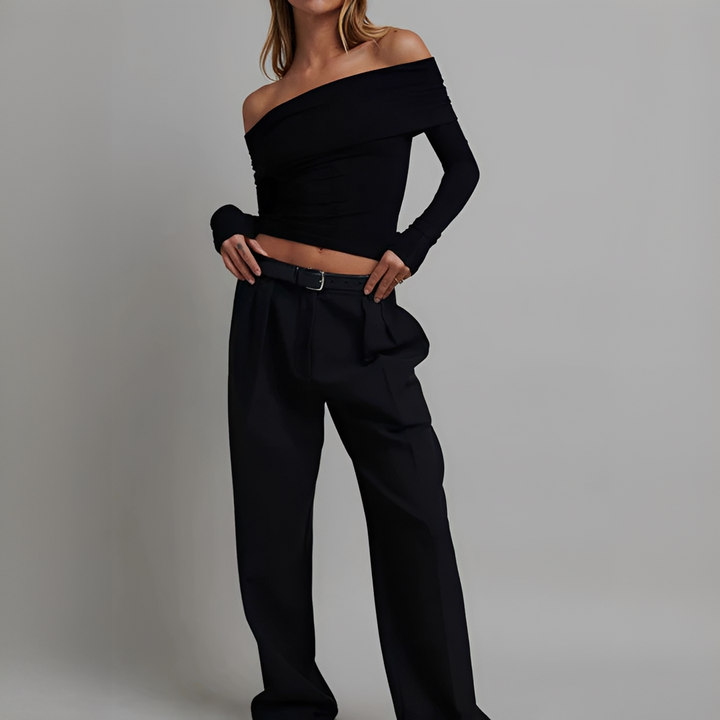 Roupa feminina preta, camisa ombro a ombro versátil. Perfeita para um look elegante e casual com manga comprida.