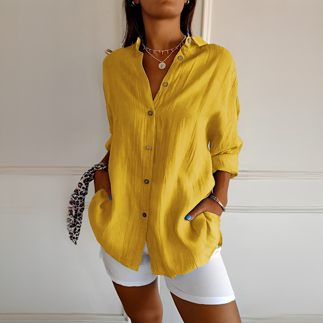 Camisa feminina elegante de verão vista frontal. Blouse colorida para conforto e estilo em dias quentes.