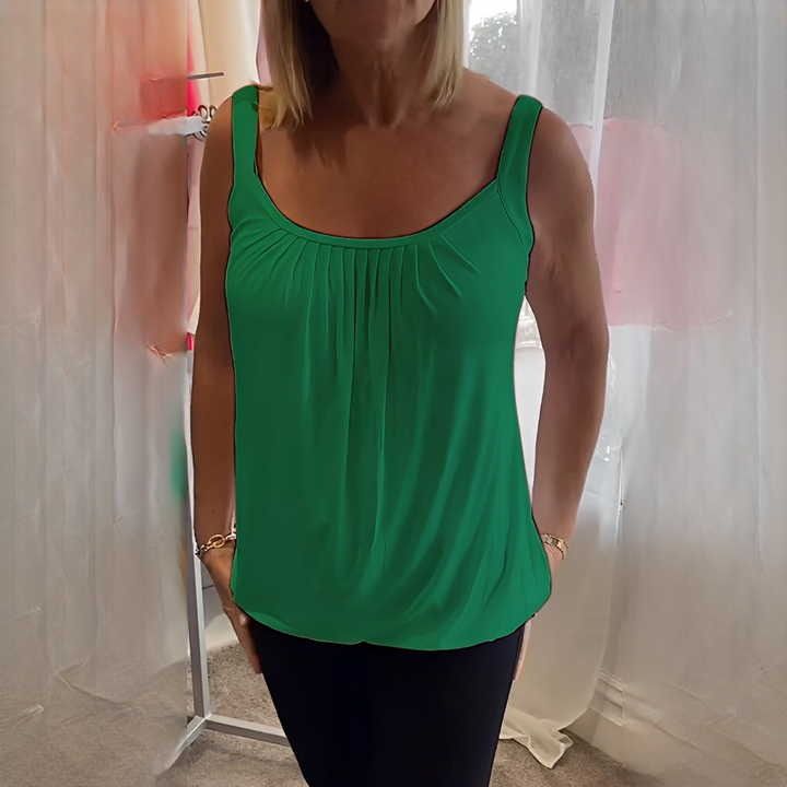 Blusa feminina casual sem mangas, com design plissado. Uma peça versátil e estilosa para o verão.
