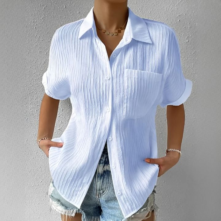 Camisa feminina de manga curta, design casual e confortável. Peça essencial para primavera/verão, ideal para diversas ocasiões.