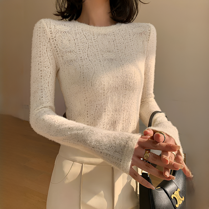 Blusa feminina manga longa preta com detalhe vazado elegante. Confortável e versátil para outono/inverno.