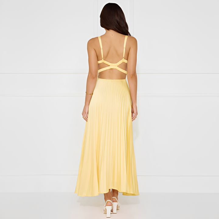Vestido feminino longo amarelo plissado, design elegante e sem mangas para ocasiões especiais. Perfeito para o verão.